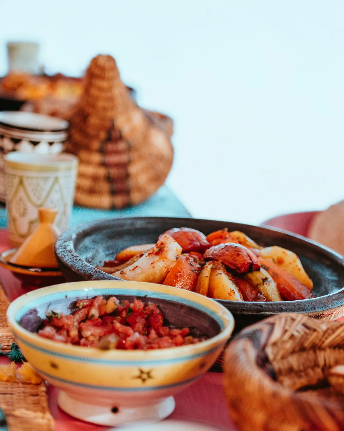 Table marocaine dressée avec tajines et salades