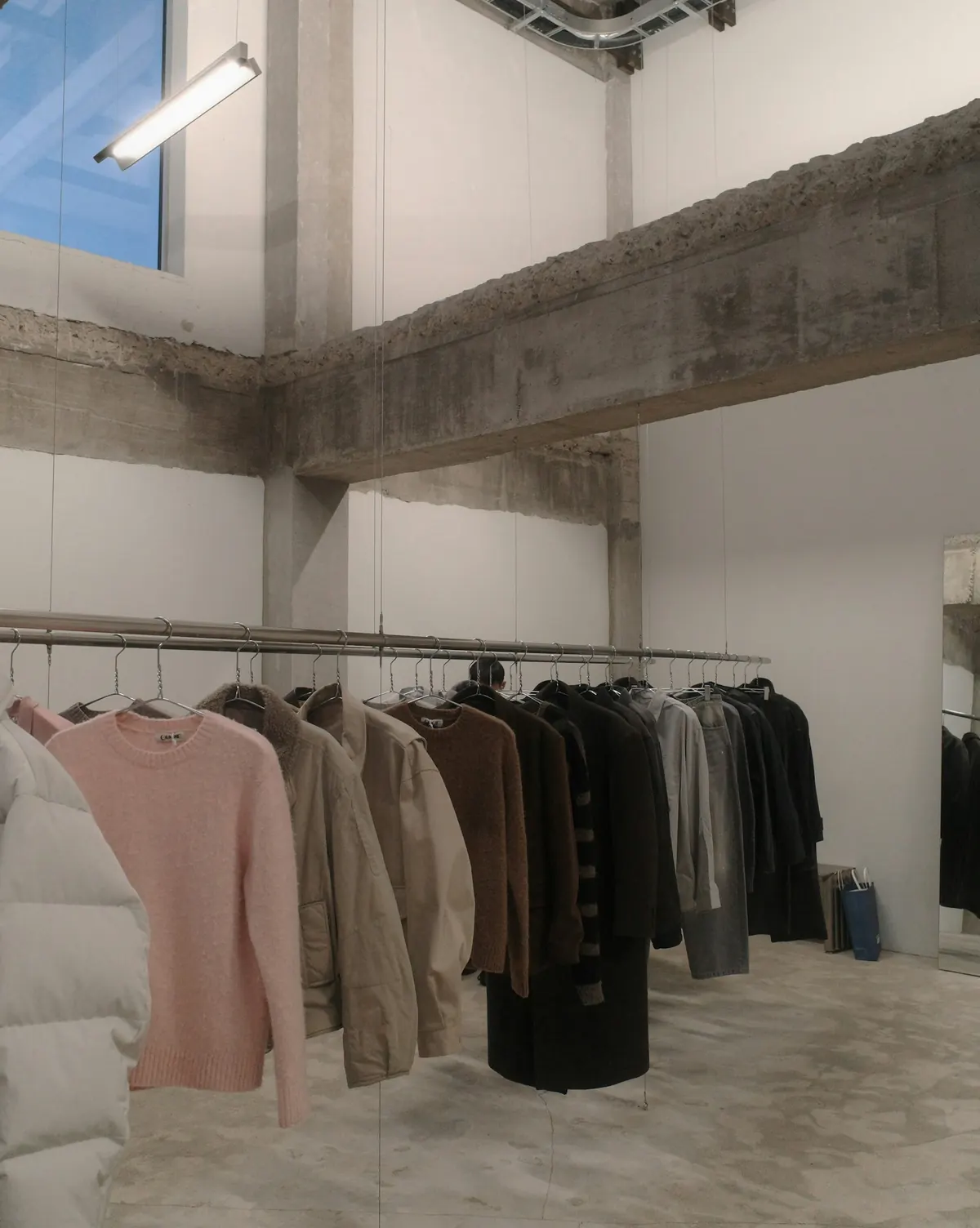 Portant de vêtements dans une boutique de mode contemporaine